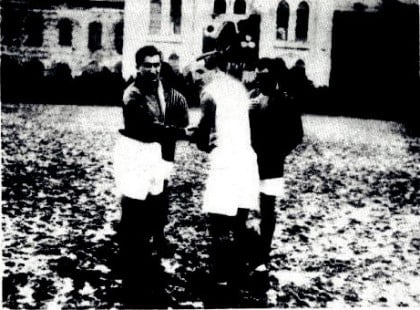 Hakem Kemal Halim Gürgen, Galatasaray kaptanı Nihat Bekdik ve Fenerbahçe kaptanı Zeki Rıza Sporel.