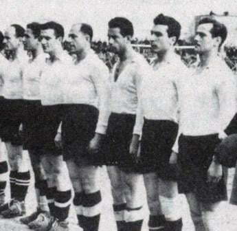 1941-42 istanbul lig sampiyonuu besiktas kadrosuu seref stadi'nda... soldan: hakki yeten, yavuz üreten, halil koksalan, sakir uluatli, rifat atakani, husnu savman, sukru gulesin, seref gorkey, fevzi uman, saim sarper, memduh un, sabri gencsoy, m. ali tanman ve kaleci faruk